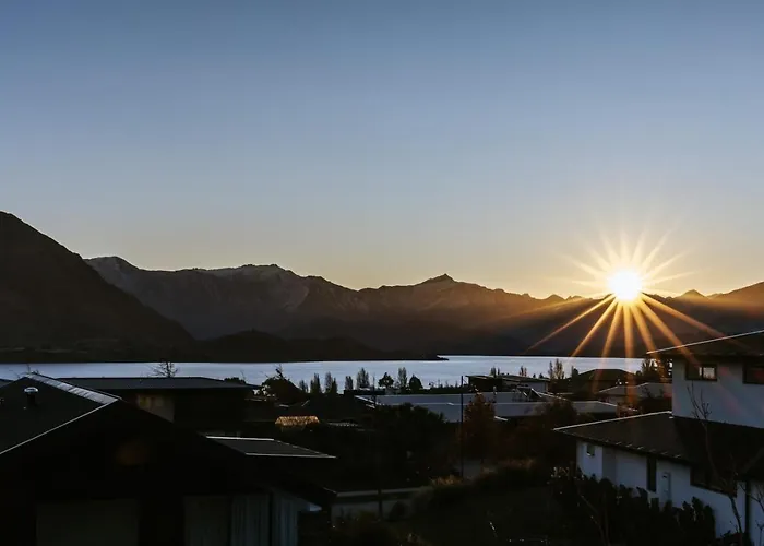 Holiday home Te Moana - Views - Sleeps 7 - Wanaka