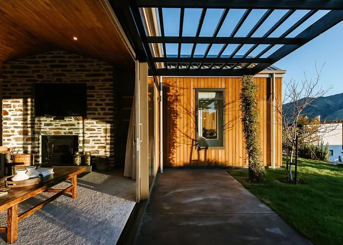 Te Moana - Views - Sleeps 7 - *